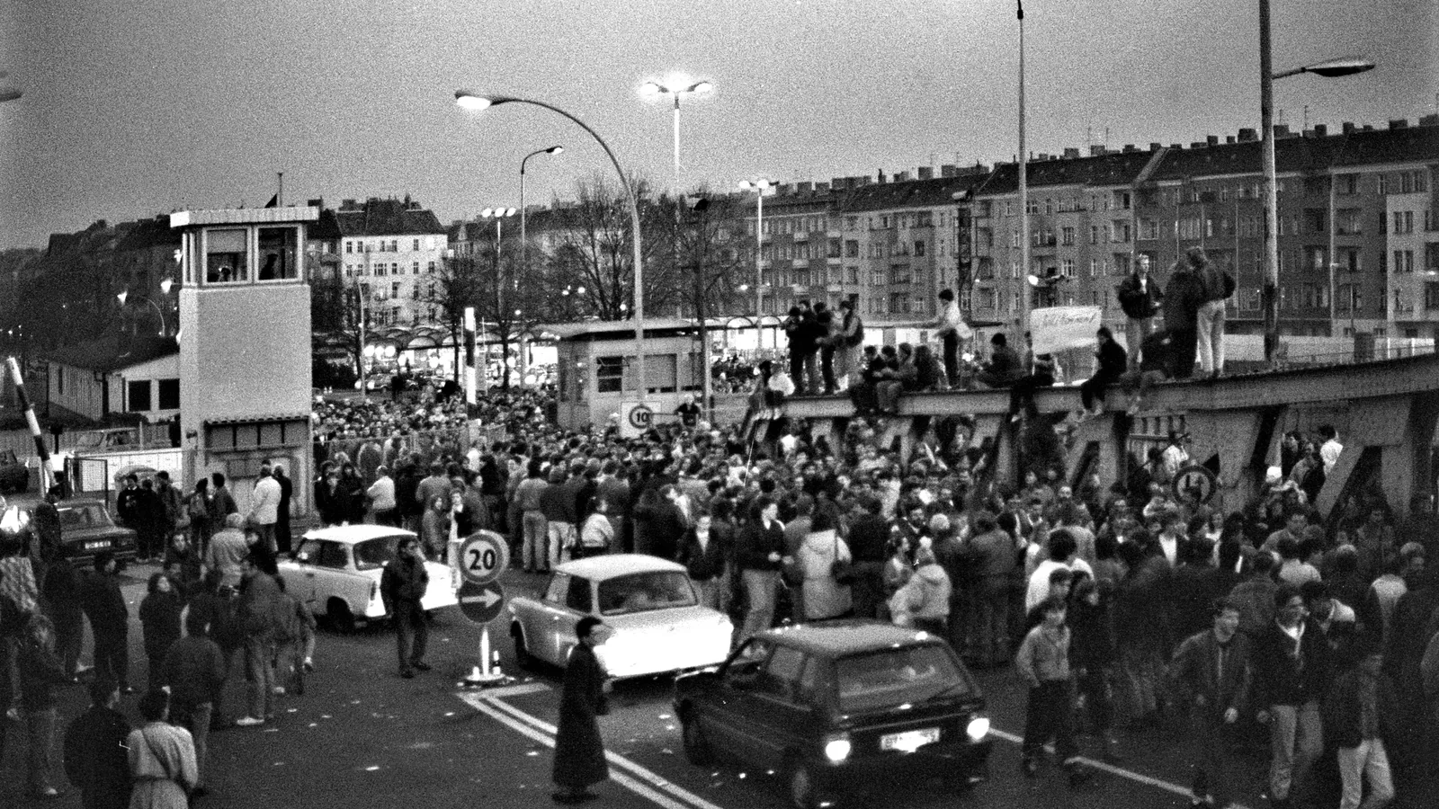 East Berliners walking across the Bösebrücke bridge at the Bornholmer Straße crossing at night