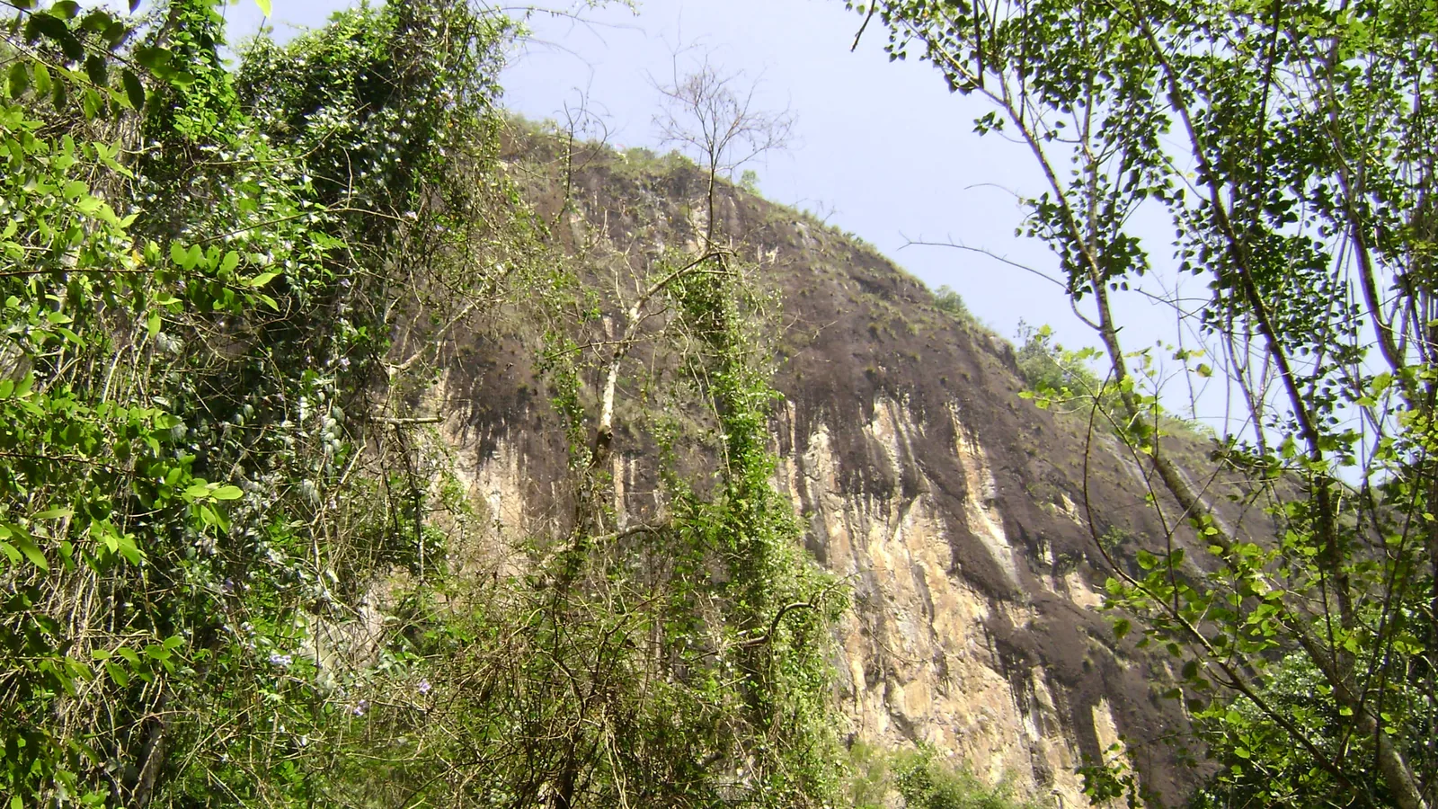 Large rock overhang of the Pahiyangala (Fa-Hien Lena) cave in Sri Lanka