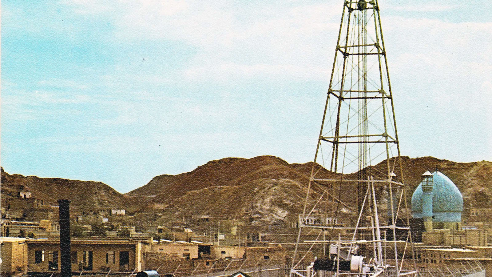 Black-and-white photo of the oil find site at Naftoun, near Masjed Soleyman