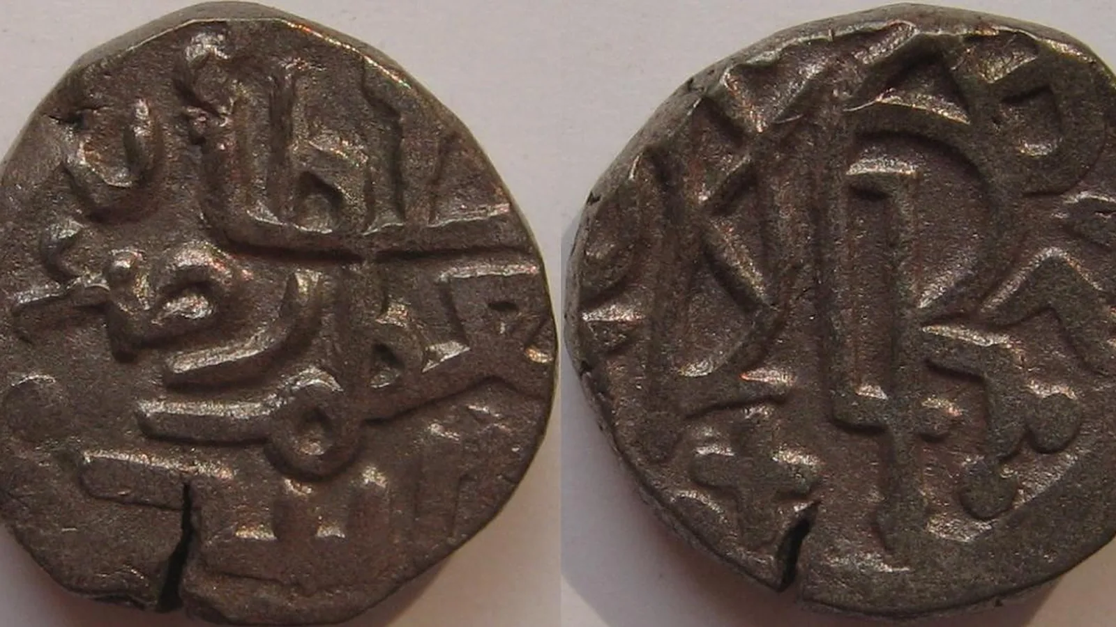 Billon jital coin of the Delhi Sultanate with Arabic inscriptions and a horseman on the reverse